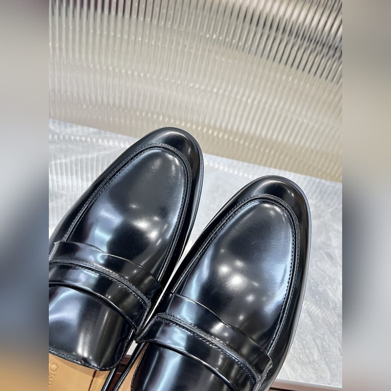 菲拉格慕Ferragamo男士精品皮鞋，這款男士樂福鞋型優雅，細節華麗，彰顯端莊