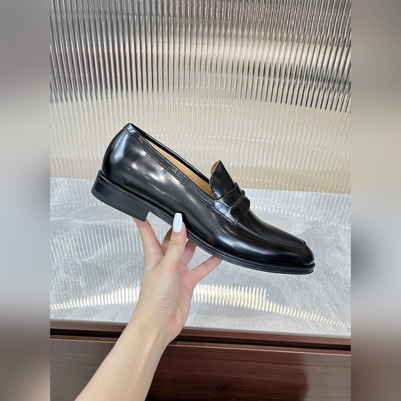 菲拉格慕Ferragamo男士精品皮鞋，這款男士樂福鞋型優雅，細節華麗，彰顯端莊