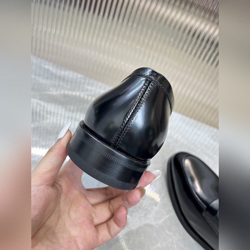 菲拉格慕Ferragamo男士精品皮鞋，這款男士樂福鞋型優雅，細節華麗，彰顯端莊