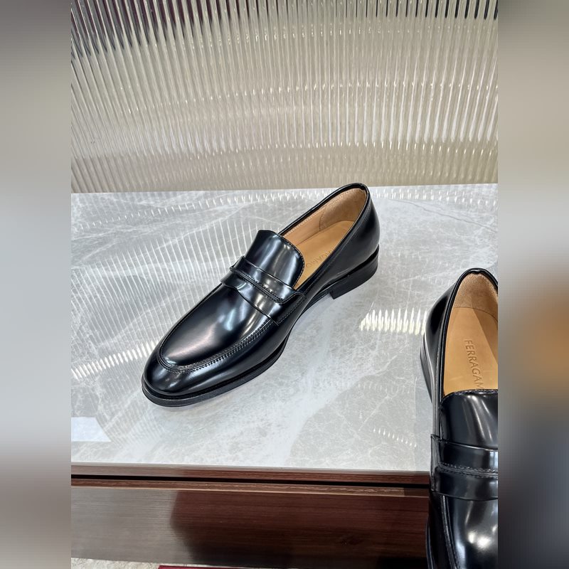 菲拉格慕Ferragamo男士精品皮鞋，這款男士樂福鞋型優雅，細節華麗，彰顯端莊