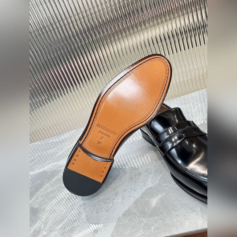 菲拉格慕Ferragamo男士精品皮鞋，這款男士樂福鞋型優雅，細節華麗，彰顯端莊