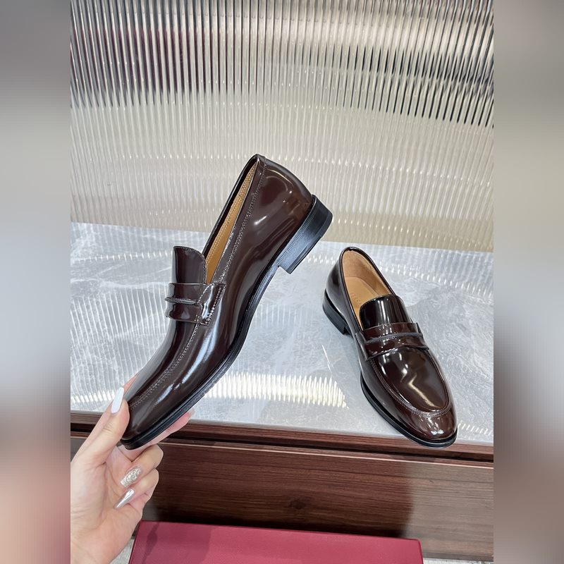 菲拉格慕Ferragamo男士精品皮鞋，這款男士樂福鞋型優雅，細節華麗，彰顯端莊
