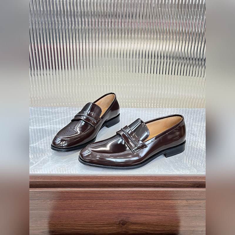 菲拉格慕Ferragamo男士精品皮鞋，這款男士樂福鞋型優雅，細節華麗，彰顯端莊