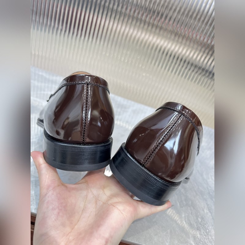 菲拉格慕Ferragamo男士精品皮鞋，這款男士樂福鞋型優雅，細節華麗，彰顯端莊