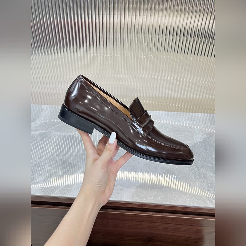 菲拉格慕Ferragamo男士精品皮鞋，這款男士樂福鞋型優雅，細節華麗，彰顯端莊