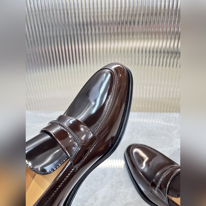 菲拉格慕Ferragamo男士精品皮鞋，這款男士樂福鞋型優雅，細節華麗，彰顯端莊