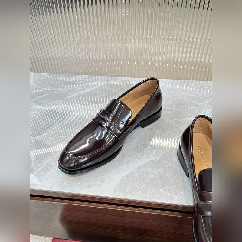 菲拉格慕Ferragamo男士精品皮鞋，這款男士樂福鞋型優雅，細節華麗，彰顯端莊