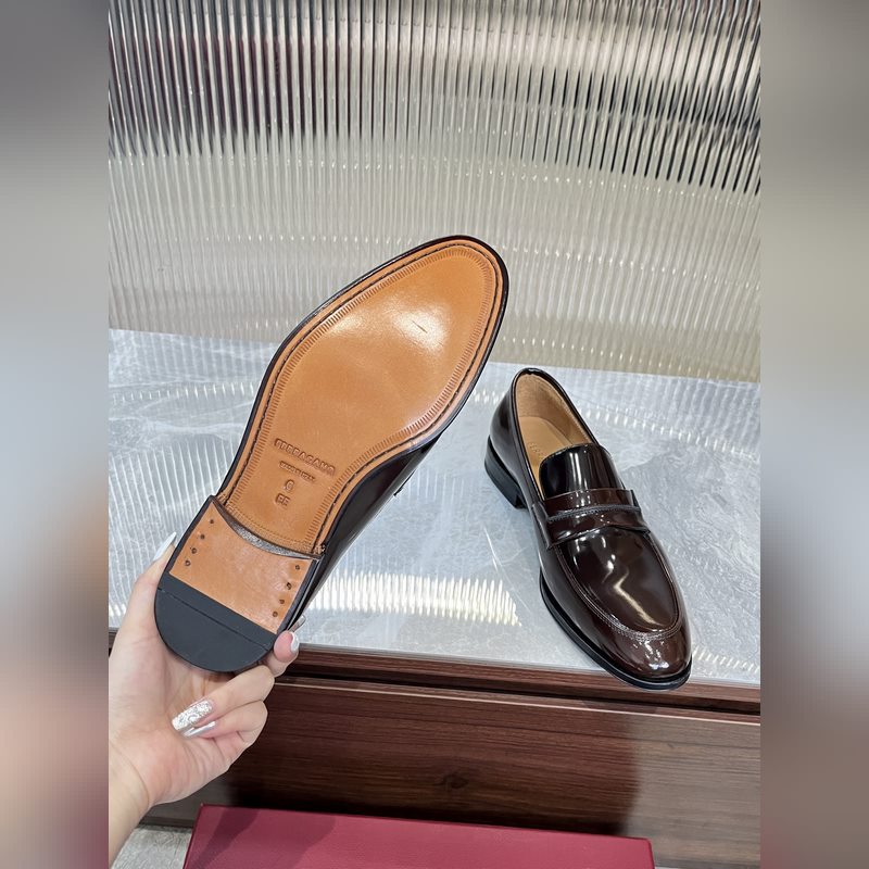 菲拉格慕Ferragamo男士精品皮鞋，這款男士樂福鞋型優雅，細節華麗，彰顯端莊