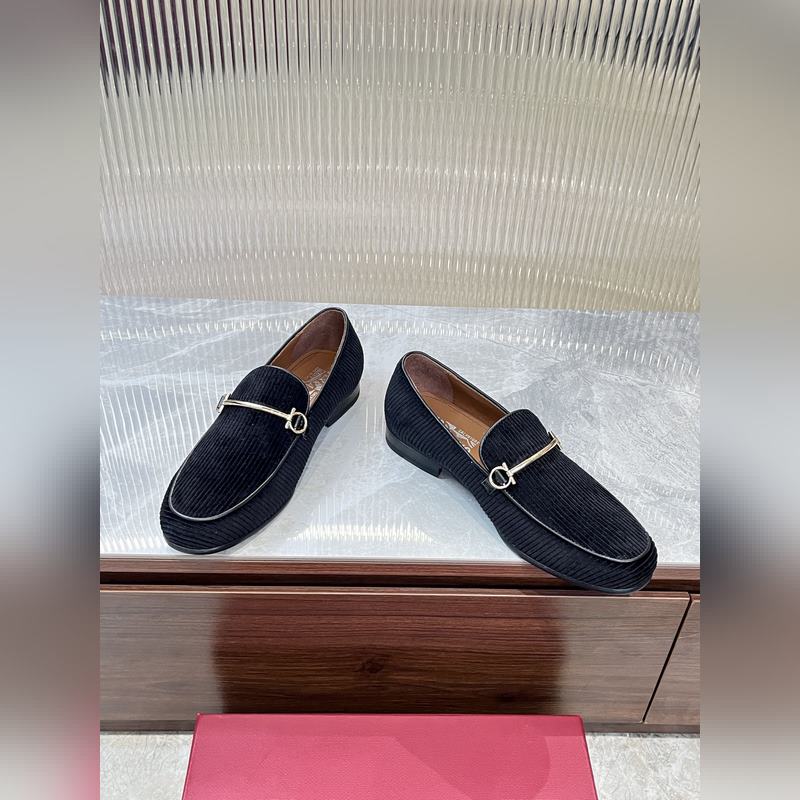 菲拉格慕Ferragamo男士精品皮鞋，這款男士樂福鞋型優雅，細節華麗，彰顯端莊