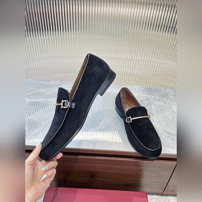 菲拉格慕Ferragamo男士精品皮鞋，這款男士樂福鞋型優雅，細節華麗，彰顯端莊