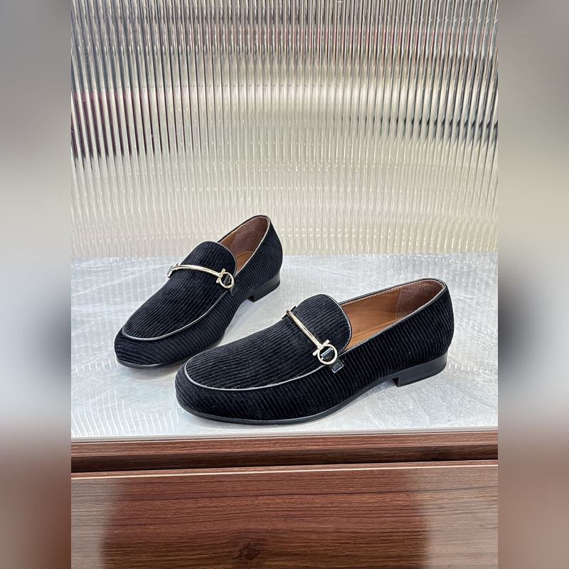 菲拉格慕Ferragamo男士精品皮鞋，這款男士樂福鞋型優雅，細節華麗，彰顯端莊