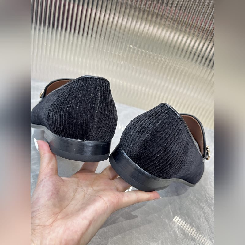 菲拉格慕Ferragamo男士精品皮鞋，這款男士樂福鞋型優雅，細節華麗，彰顯端莊