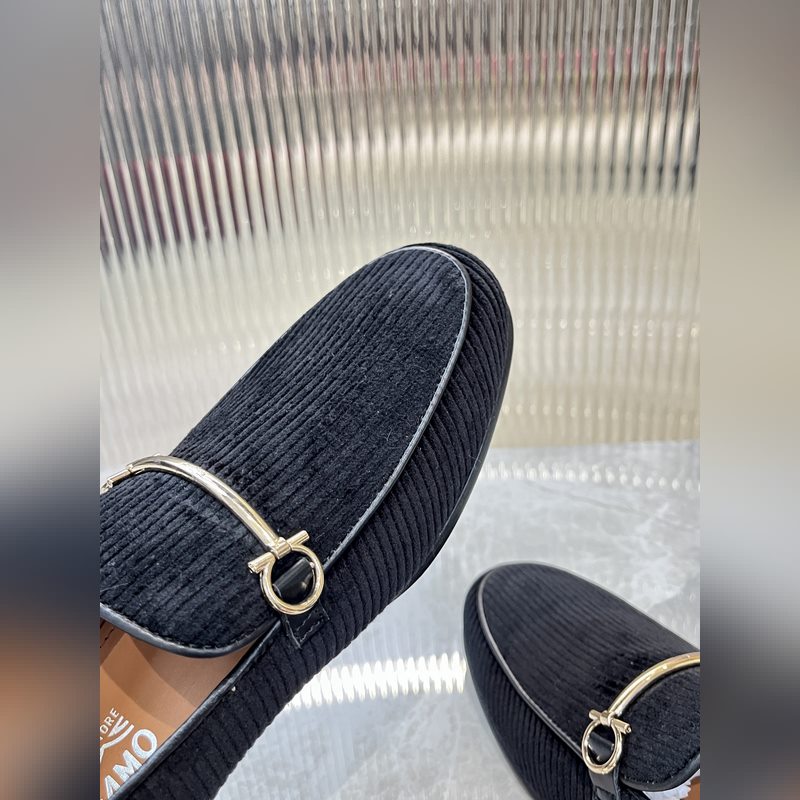 菲拉格慕Ferragamo男士精品皮鞋，這款男士樂福鞋型優雅，細節華麗，彰顯端莊