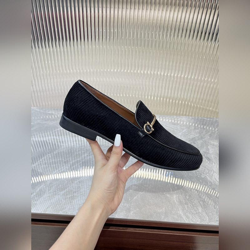 菲拉格慕Ferragamo男士精品皮鞋，這款男士樂福鞋型優雅，細節華麗，彰顯端莊