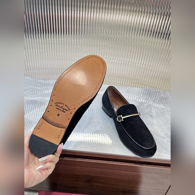 菲拉格慕Ferragamo男士精品皮鞋，這款男士樂福鞋型優雅，細節華麗，彰顯端莊