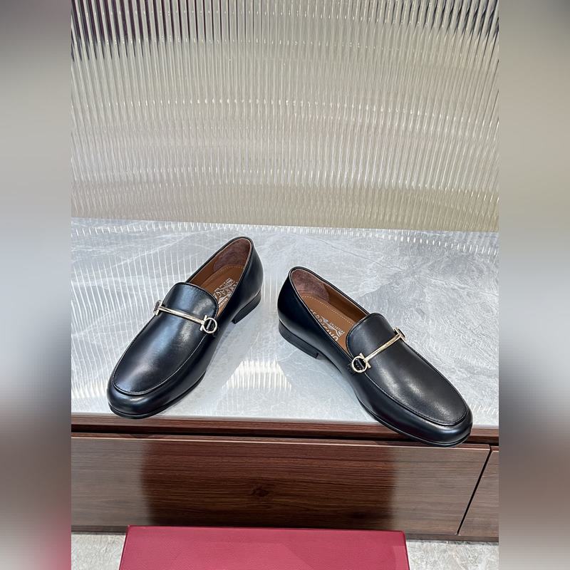 菲拉格慕Ferragamo男士精品皮鞋，這款男士樂福鞋型優雅，細節華麗，彰顯端莊