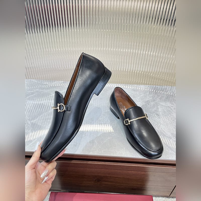 菲拉格慕Ferragamo男士精品皮鞋，這款男士樂福鞋型優雅，細節華麗，彰顯端莊