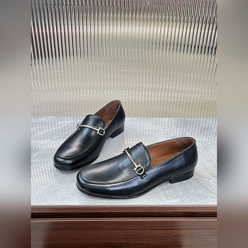 菲拉格慕Ferragamo男士精品皮鞋，這款男士樂福鞋型優雅，細節華麗，彰顯端莊