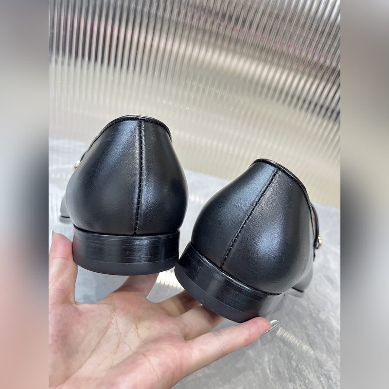 菲拉格慕Ferragamo男士精品皮鞋，這款男士樂福鞋型優雅，細節華麗，彰顯端莊