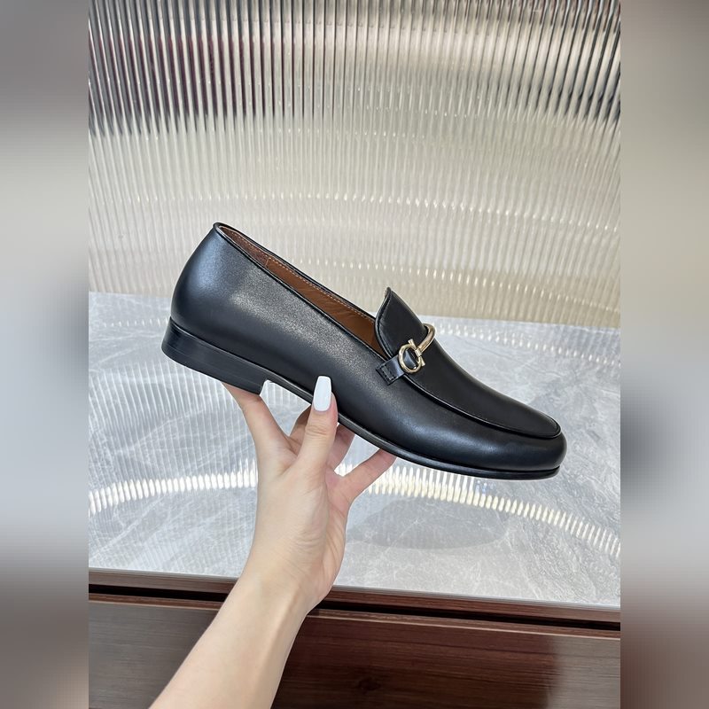 菲拉格慕Ferragamo男士精品皮鞋，這款男士樂福鞋型優雅，細節華麗，彰顯端莊