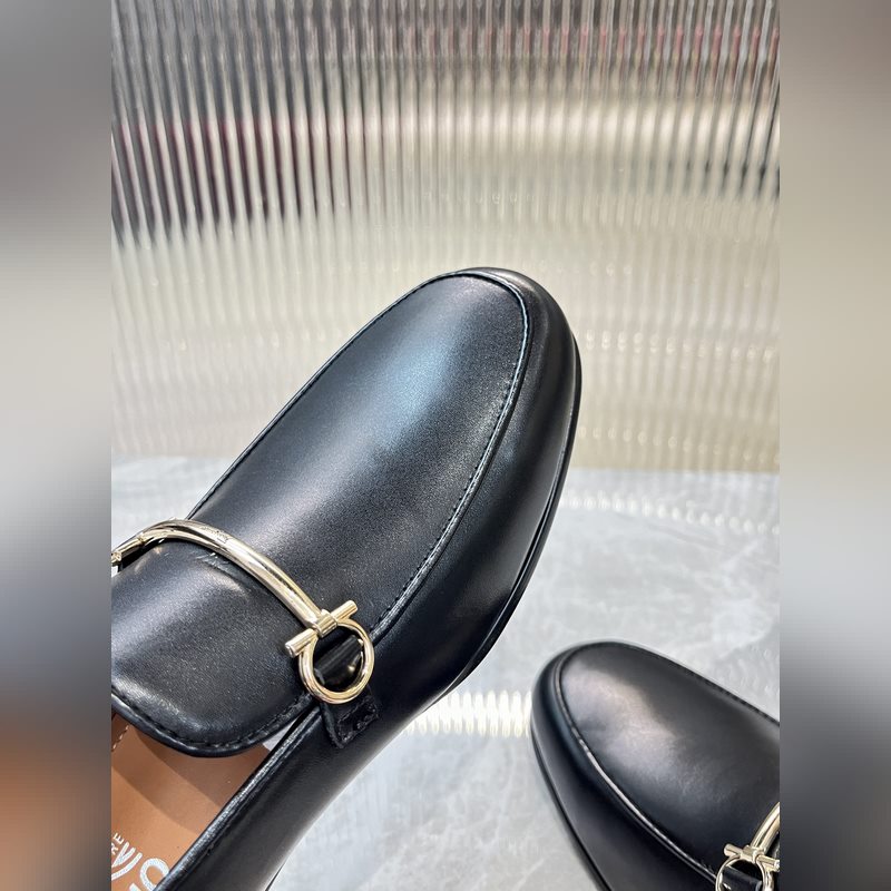 菲拉格慕Ferragamo男士精品皮鞋，這款男士樂福鞋型優雅，細節華麗，彰顯端莊