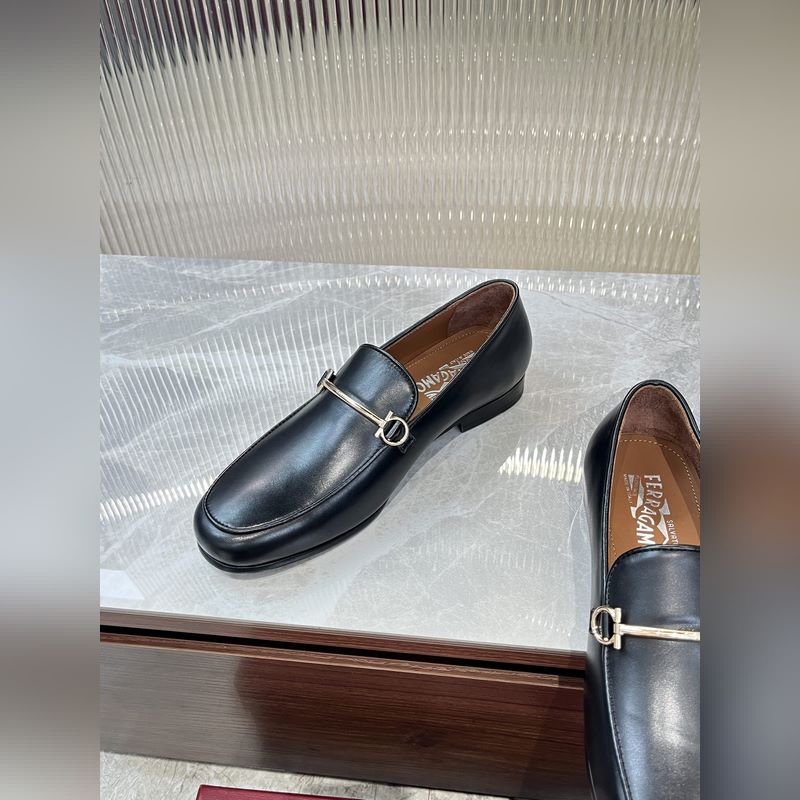 菲拉格慕Ferragamo男士精品皮鞋，這款男士樂福鞋型優雅，細節華麗，彰顯端莊