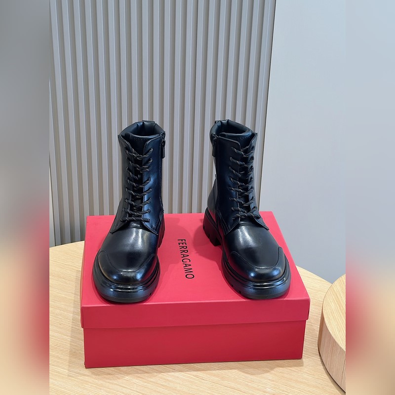 Ferragamo菲拉格慕超大鞋舌靴子 這款靴子滿蘊都市格調，鞋面選用牛皮制成，