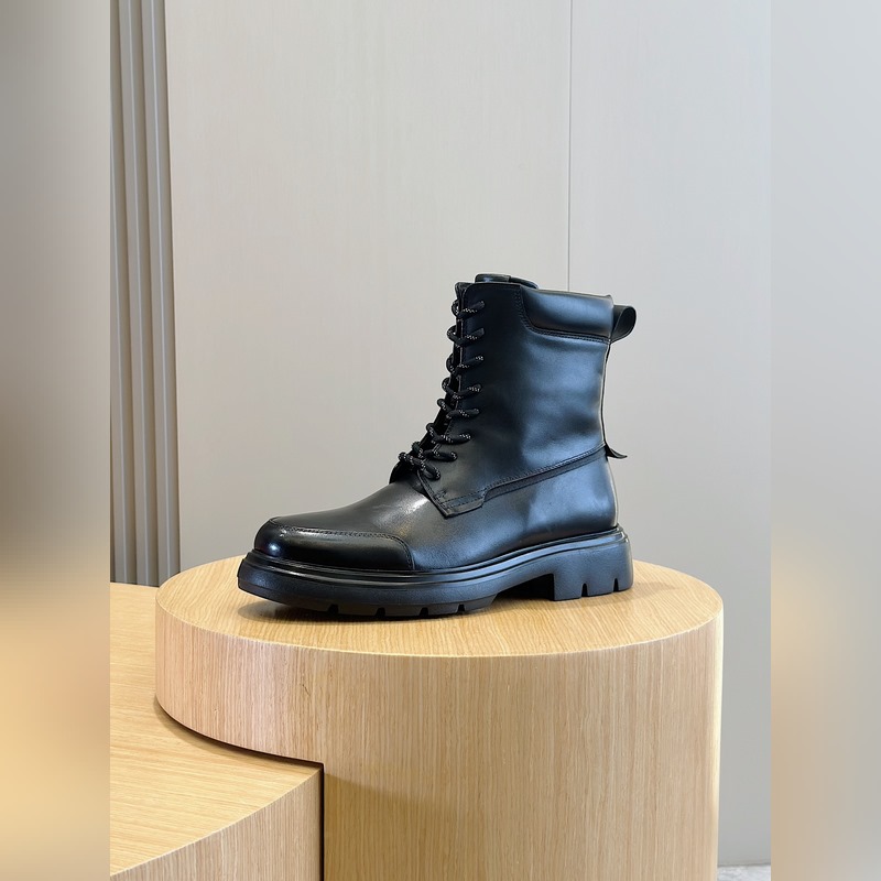 Ferragamo菲拉格慕超大鞋舌靴子 這款靴子滿蘊都市格調，鞋面選用牛皮制成，