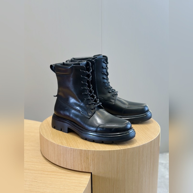 Ferragamo菲拉格慕超大鞋舌靴子 這款靴子滿蘊都市格調，鞋面選用牛皮制成，