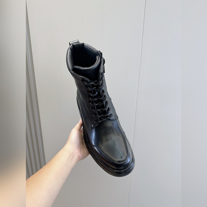 Ferragamo菲拉格慕超大鞋舌靴子 這款靴子滿蘊都市格調，鞋面選用牛皮制成，