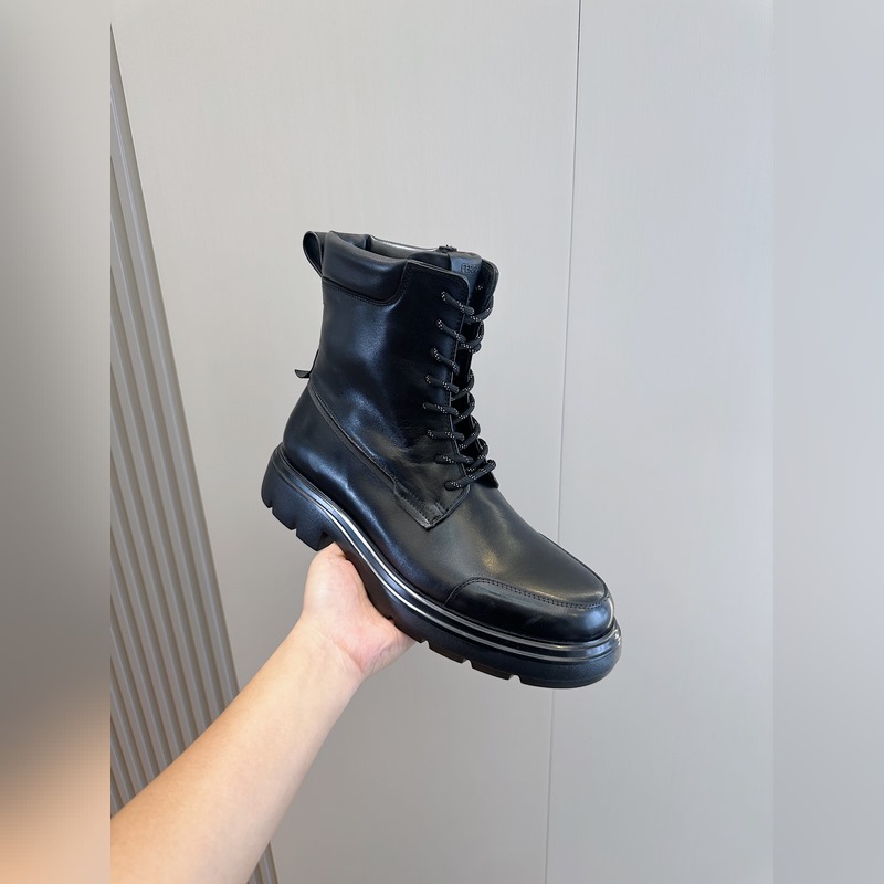 Ferragamo菲拉格慕超大鞋舌靴子 這款靴子滿蘊都市格調，鞋面選用牛皮制成，