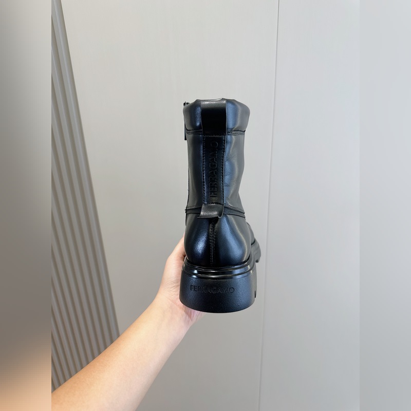 Ferragamo菲拉格慕超大鞋舌靴子 這款靴子滿蘊都市格調，鞋面選用牛皮制成，