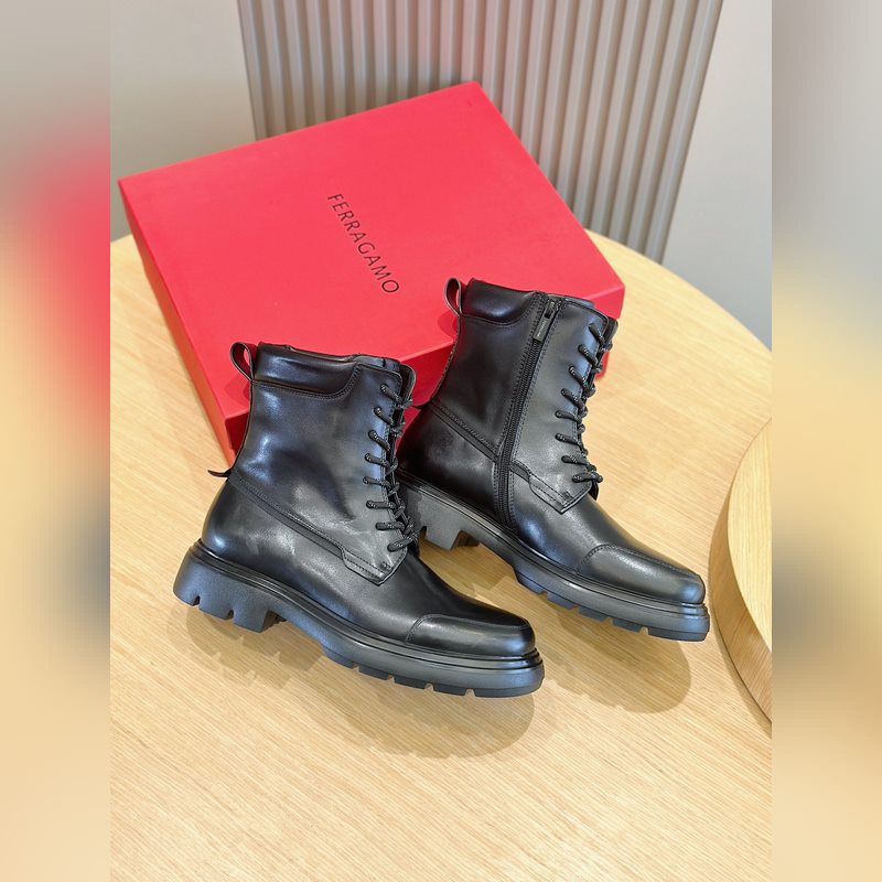 Ferragamo菲拉格慕超大鞋舌靴子 這款靴子滿蘊都市格調，鞋面選用牛皮制成，