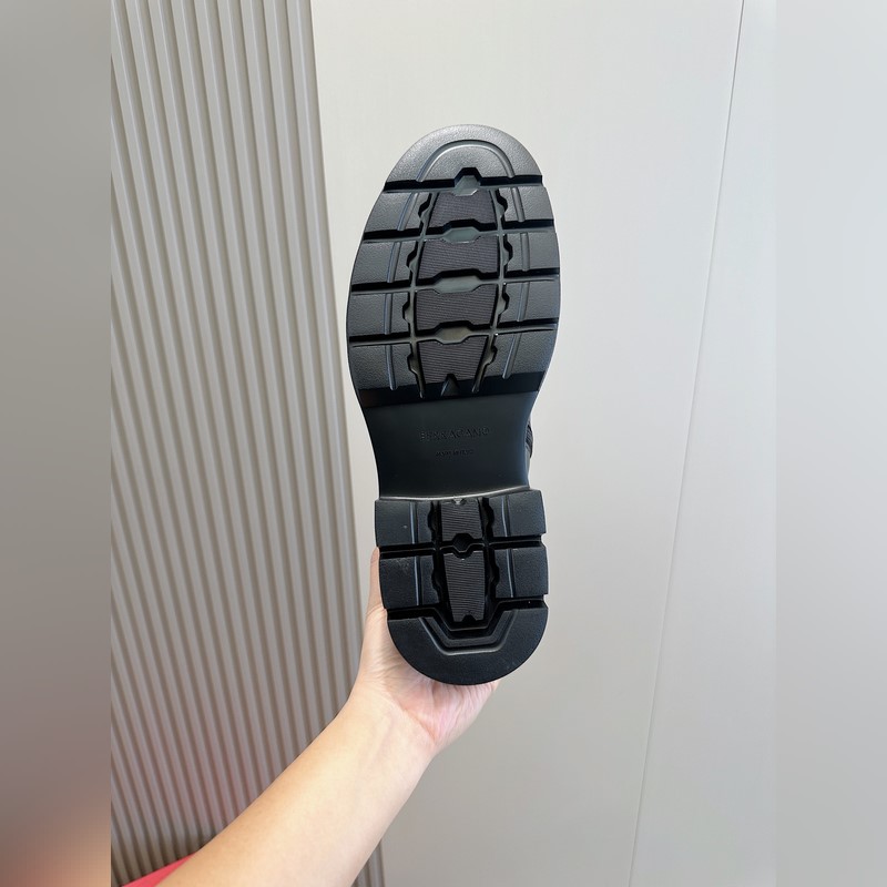 Ferragamo菲拉格慕超大鞋舌靴子 這款靴子滿蘊都市格調，鞋面選用牛皮制成，