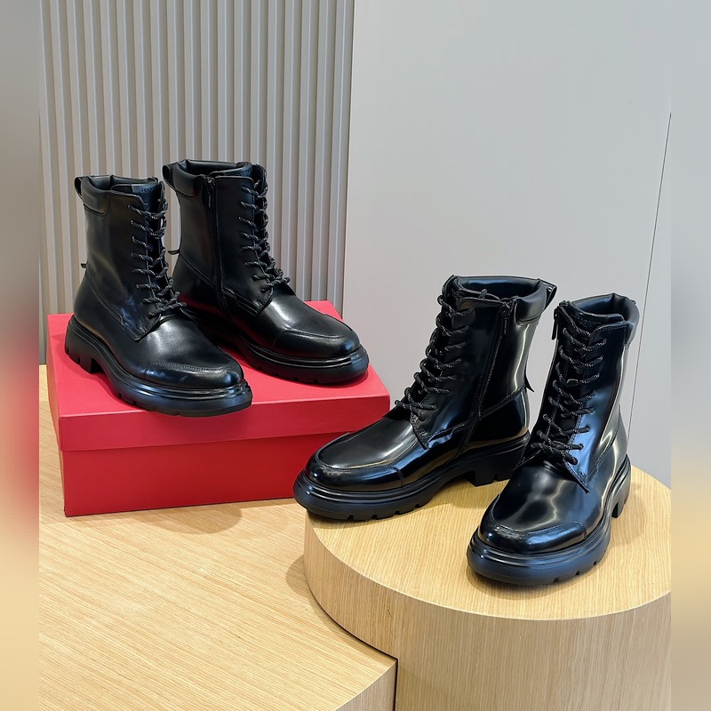 Ferragamo菲拉格慕超大鞋舌靴子 這款靴子滿蘊都市格調，鞋面選用牛皮制成，