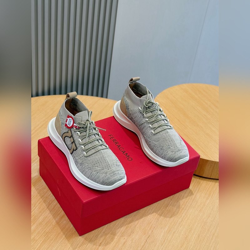 Ferragamo Gancini飛織低幫運(yùn)動(dòng)鞋采用混色紋理的技術(shù)性雙面針織面料