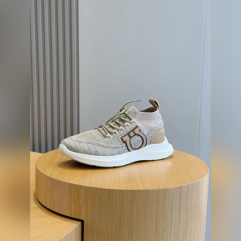 Ferragamo Gancini飛織低幫運(yùn)動(dòng)鞋采用混色紋理的技術(shù)性雙面針織面料