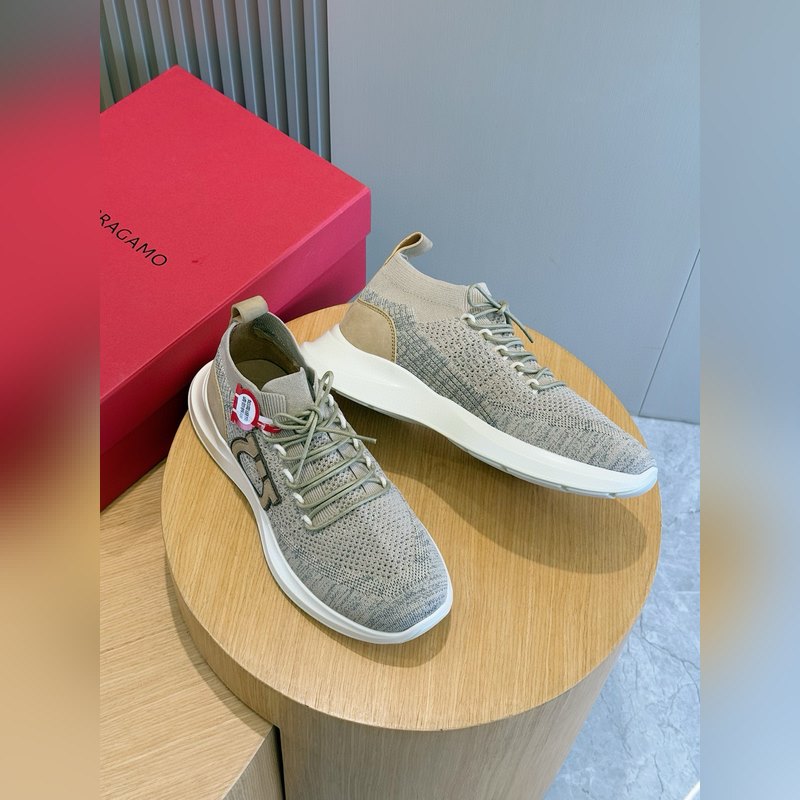 Ferragamo Gancini飛織低幫運(yùn)動(dòng)鞋采用混色紋理的技術(shù)性雙面針織面料