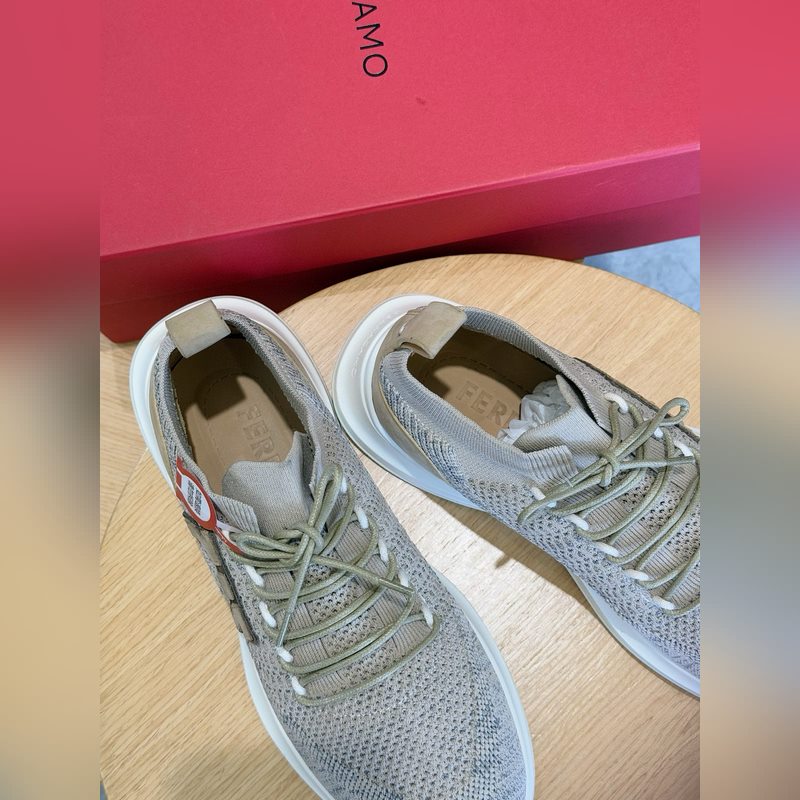 Ferragamo Gancini飛織低幫運(yùn)動(dòng)鞋采用混色紋理的技術(shù)性雙面針織面料