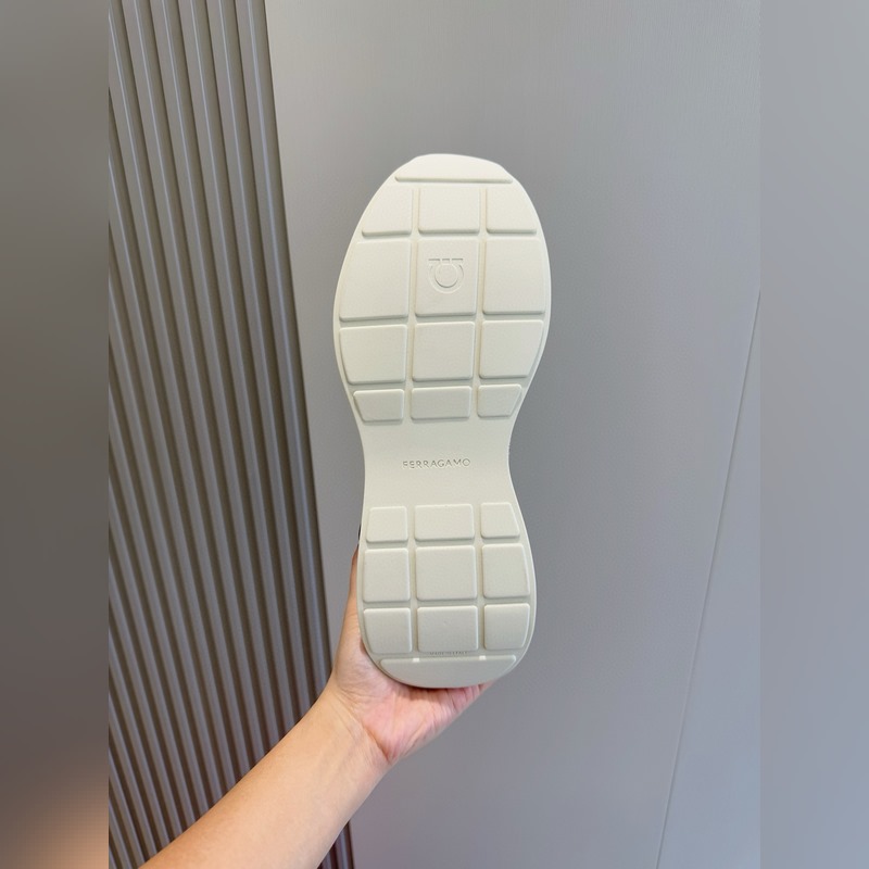 Ferragamo Gancini飛織低幫運(yùn)動(dòng)鞋采用混色紋理的技術(shù)性雙面針織面料