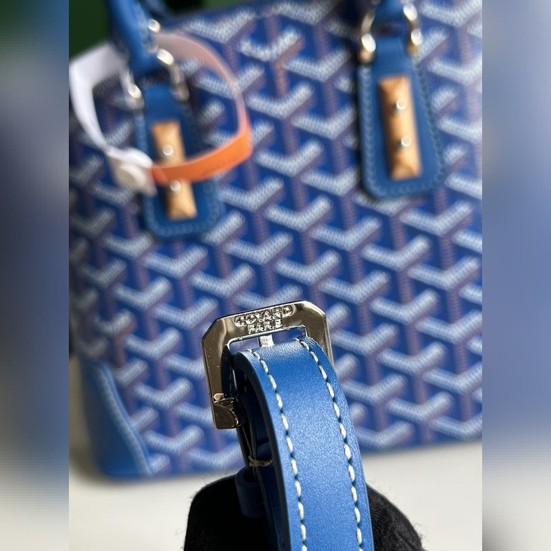 Goyard Vend?me貝殼包 傳承了品牌獨(dú)一無二的工藝風(fēng)格和精湛技術(shù)：可拆