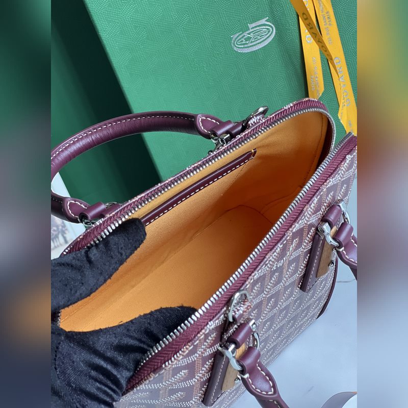 Goyard Vend?me貝殼包 傳承了品牌獨一無二的工藝風格和精湛技術：可拆