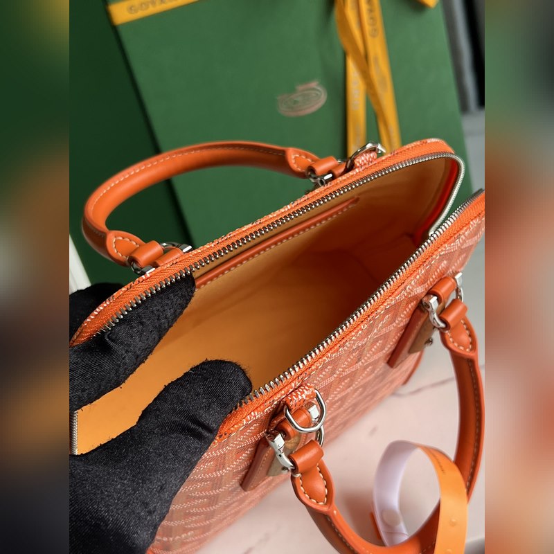 Goyard Vend?me貝殼包 傳承了品牌獨(dú)一無(wú)二的工藝風(fēng)格和精湛技術(shù)：可拆