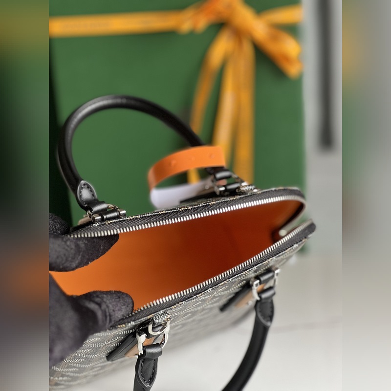 Goyard Vend?me貝殼包 傳承了品牌獨一無二的工藝風格和精湛技術：可拆