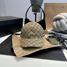 這款單品出自Gucci Lido系列，設(shè)計靈感源自意大利海岸的夏日風情和海灘俱樂