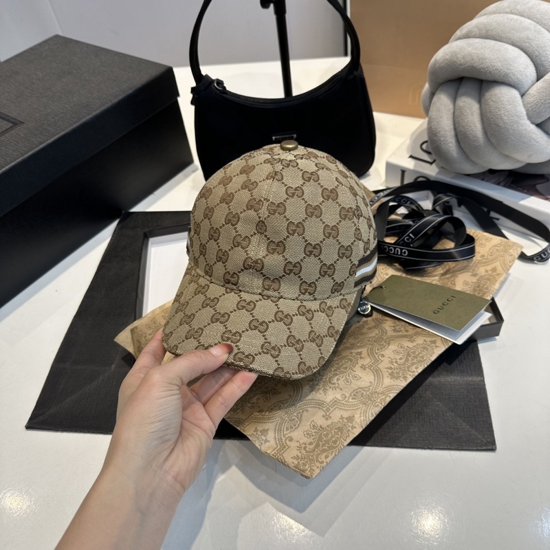 這款單品出自Gucci Lido系列，設計靈感源自意大利海岸的夏日風情和海灘俱樂