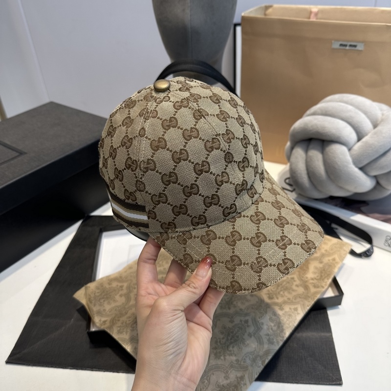 這款單品出自Gucci Lido系列，設計靈感源自意大利海岸的夏日風情和海灘俱樂