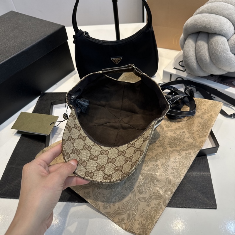 這款單品出自Gucci Lido系列，設計靈感源自意大利海岸的夏日風情和海灘俱樂