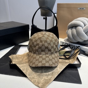 這款單品出自Gucci Lido系列，設(shè)計靈感源自意大利海岸的夏日風情和海灘俱樂