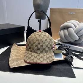 這款單品出自Gucci Lido系列，設(shè)計靈感源自意大利海岸的夏日風情和海灘俱樂